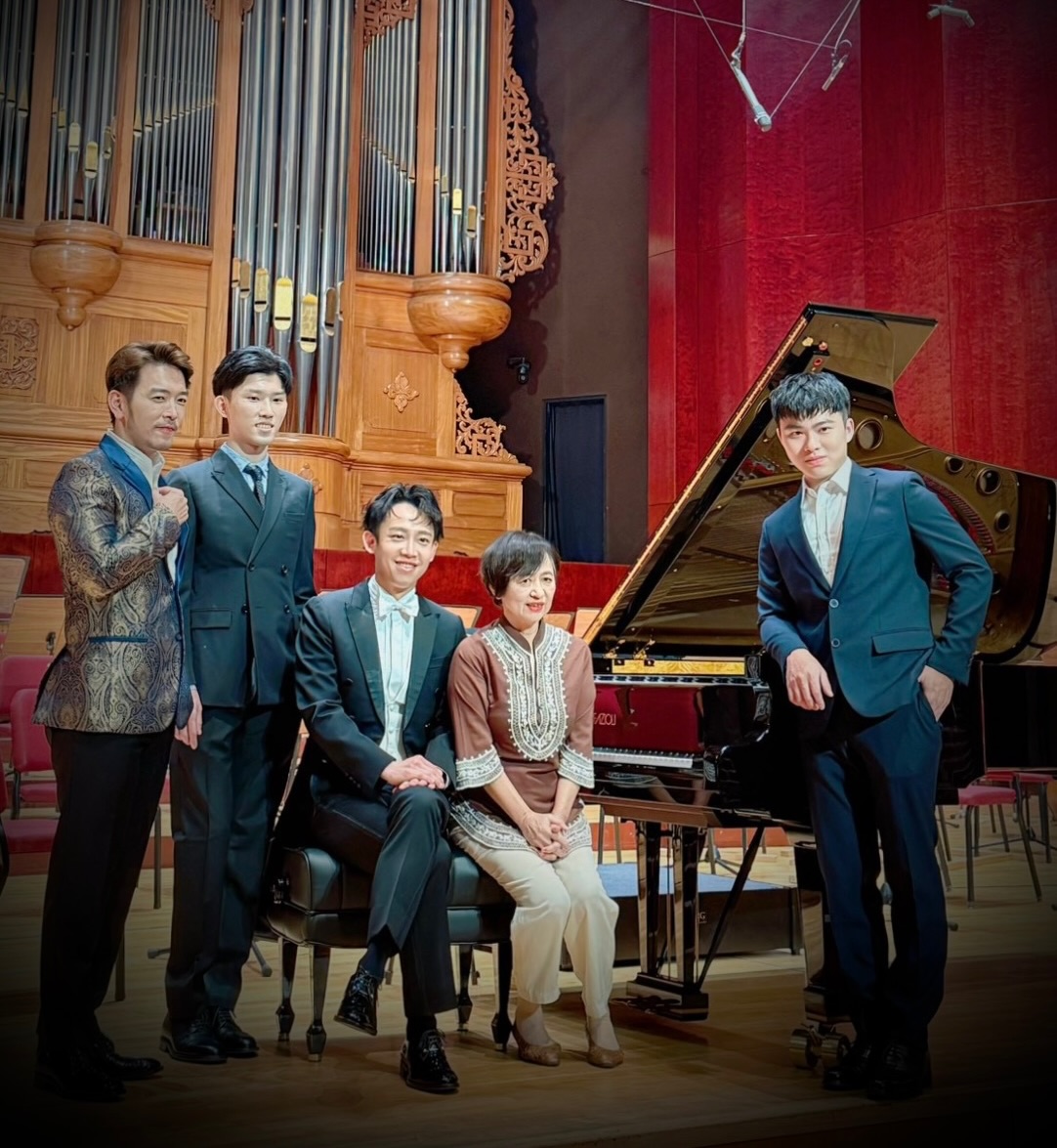 台北國家音樂廳舞台彩排指揮盛況・葉政德指揮大編制交響樂團、大動作揮臂與背影立體線條