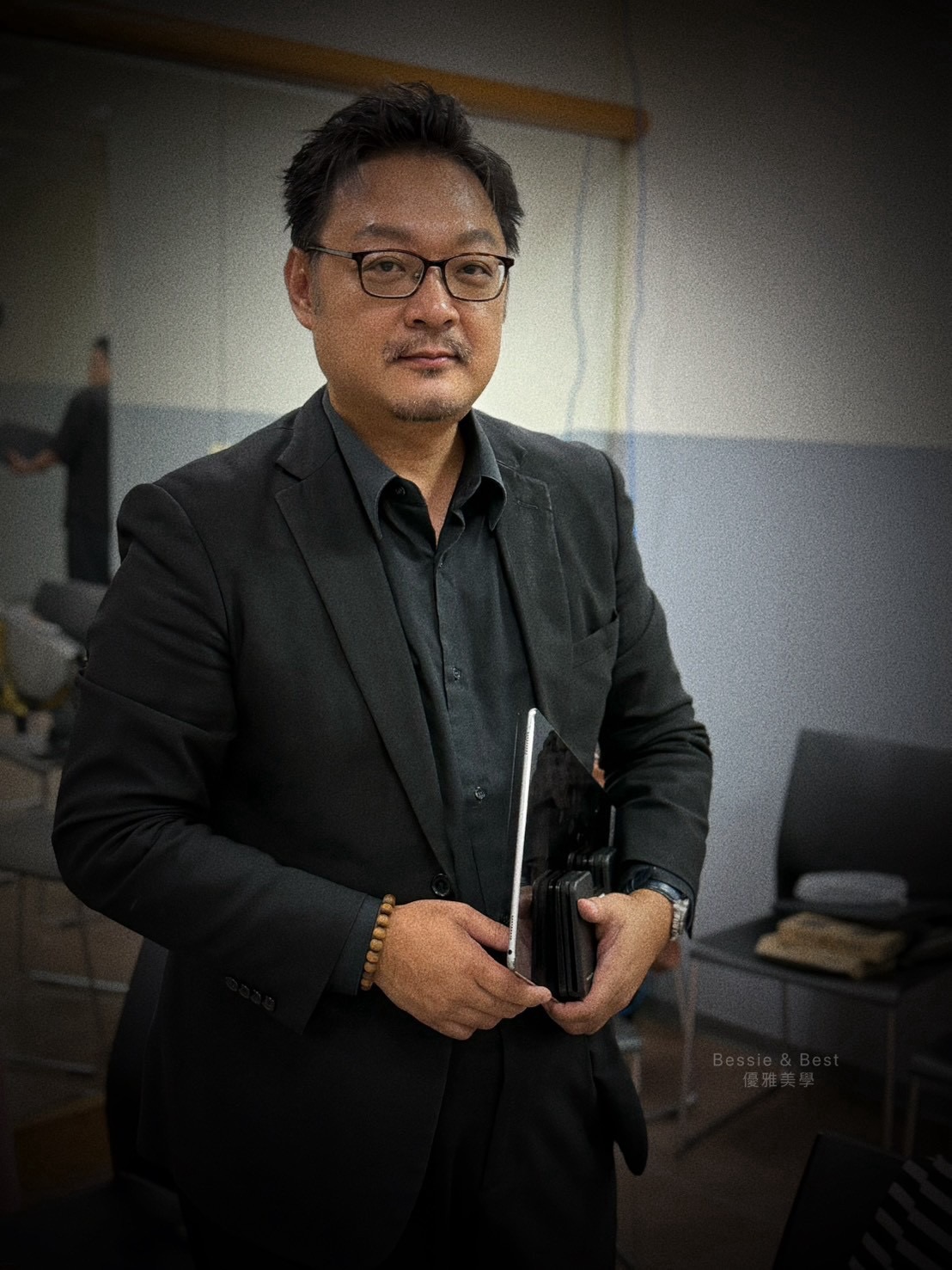 後台定裝紀錄・形象管理顧問為音樂總監兼首席打造知性深黑西裝專業形象
