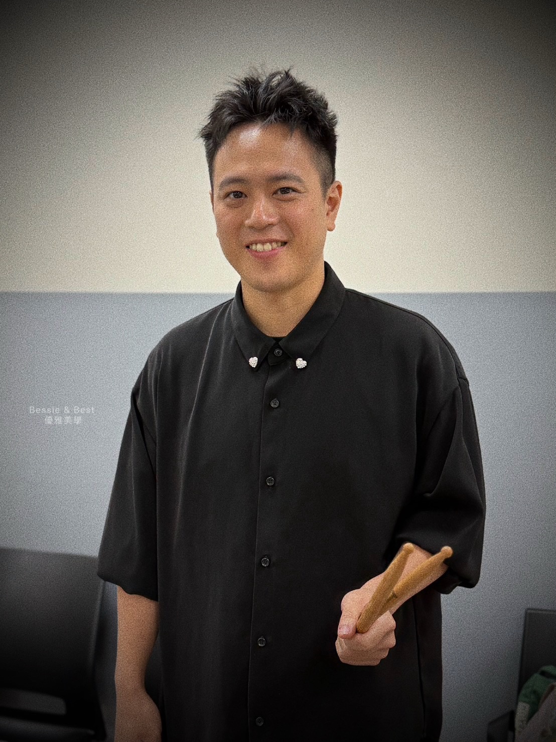 打擊樂手後台活力定裝・形象管理顧問選搭黑色休閒襯衫點綴精緻愛心領飾