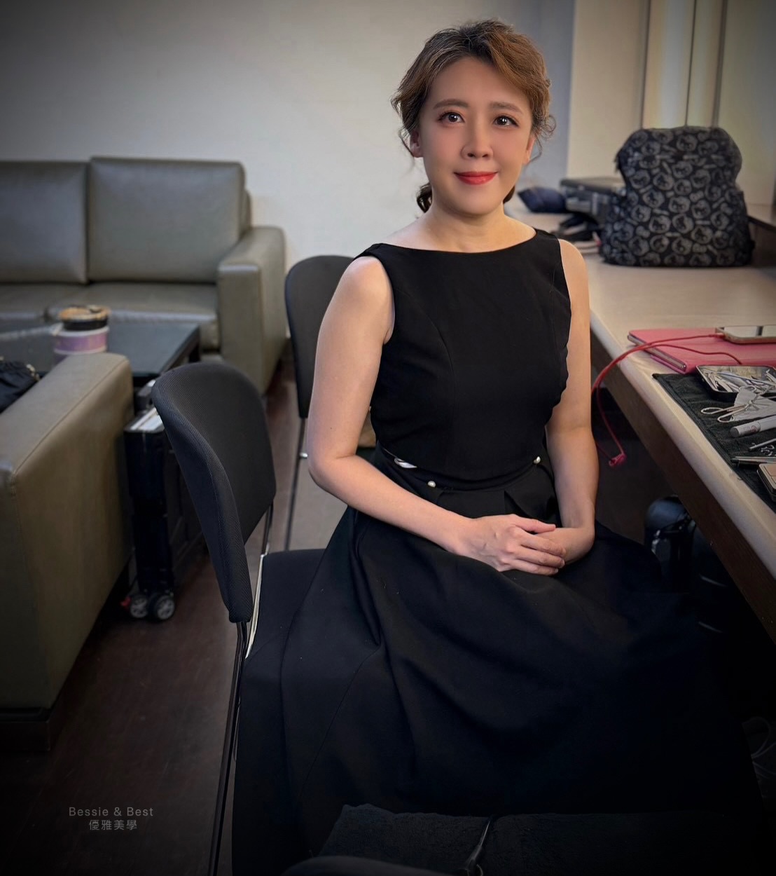 鋼琴家萬筱嵐老師國家音樂廳演出定裝・船型領削肩黑色A字禮服端坐琴椅儀態美化正面照