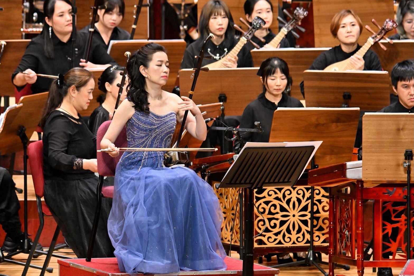 台北市立國樂團樂團首席陳慧君老師國家音樂廳演出造型・端坐舞台中央持琴運弓大器身段與典雅儀態