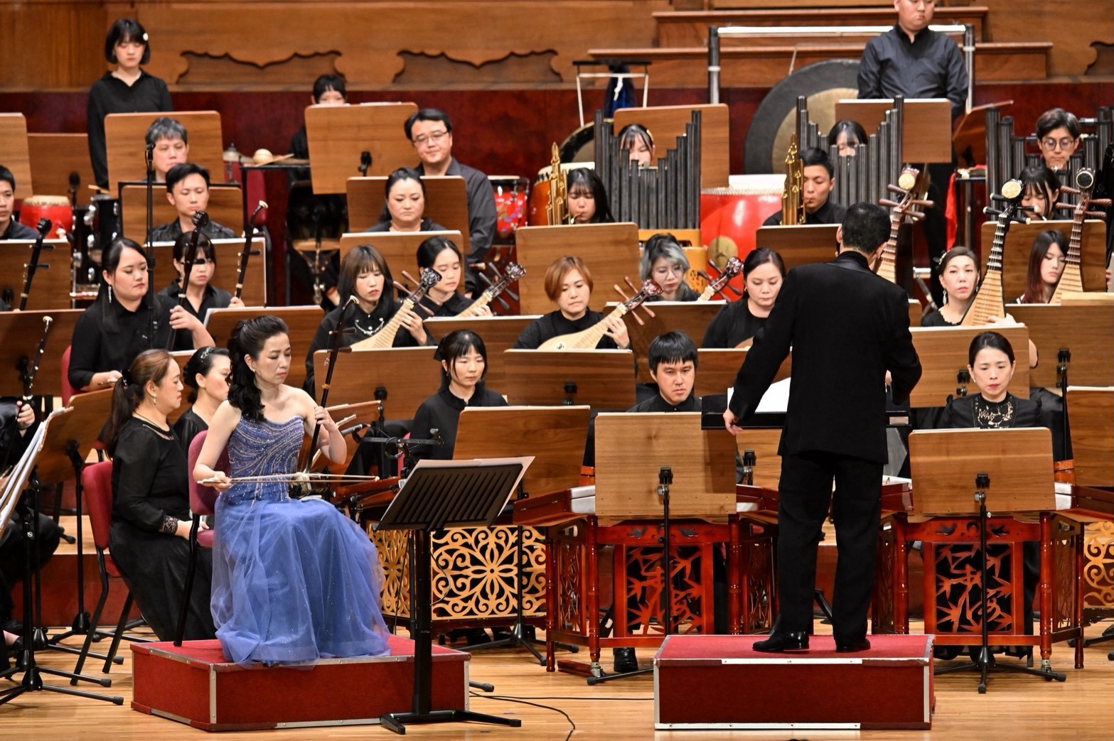 樂團首席陳慧君老師舞台演奏特寫・精緻耐光微霧光底妝、專注眼神神采與耳際知性髮型