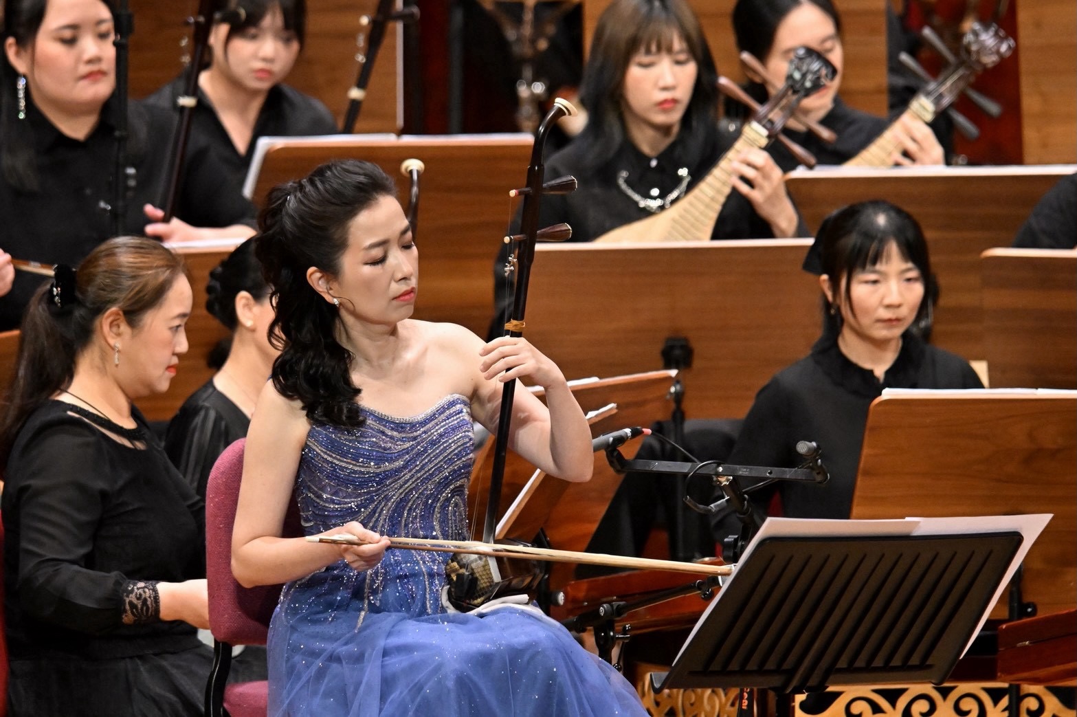 台北市立國樂團國家音樂廳舞台全景・首席陳慧君老師於指揮側前方統領弦樂聲部之視覺核心